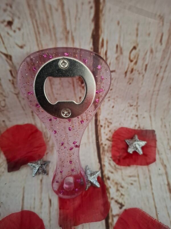 metal-rose-couleur-forme-fabrication-004 Offrez un cadeau original et pratique avec ce décapsuleur artisanal rose, personnalisable selon vos envies pour surprendre vos proches lors d’un événement ou d’un moment convivial.