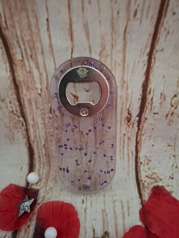 Offrez un moment convivial avec le décapsuleur Pop & Bulles violet, personnalisable et charmant.