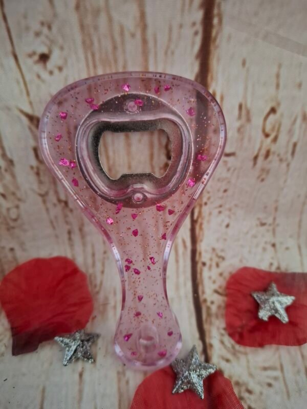 personnalisation-floral-creations-prenom-003 Ce décapsuleur rose Clic & Chic se distingue par sa forme raffinée et permet d’ajouter une inscription ou un motif personnel pour créer un souvenir unique à offrir.