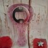 resine-decapsuleur-ouvre-bouteille-paillettes-001 Clic & Chic, décapsuleur artisanal rose, peut être personnalisé avec un prénom, un message ou un petit dessin, parfait pour offrir lors d’un anniversaire ou d’une fête.