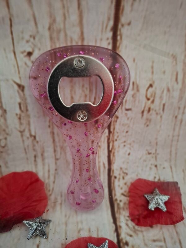 resine-decapsuleur-ouvre-bouteille-paillettes-001 Clic & Chic, décapsuleur artisanal rose, peut être personnalisé avec un prénom, un message ou un petit dessin, parfait pour offrir lors d’un anniversaire ou d’une fête.
