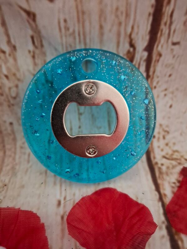 Chaque modèle rond en résine présente de petites variations, ce qui en fait un objet artisanal unique à collectionner ou offrir.