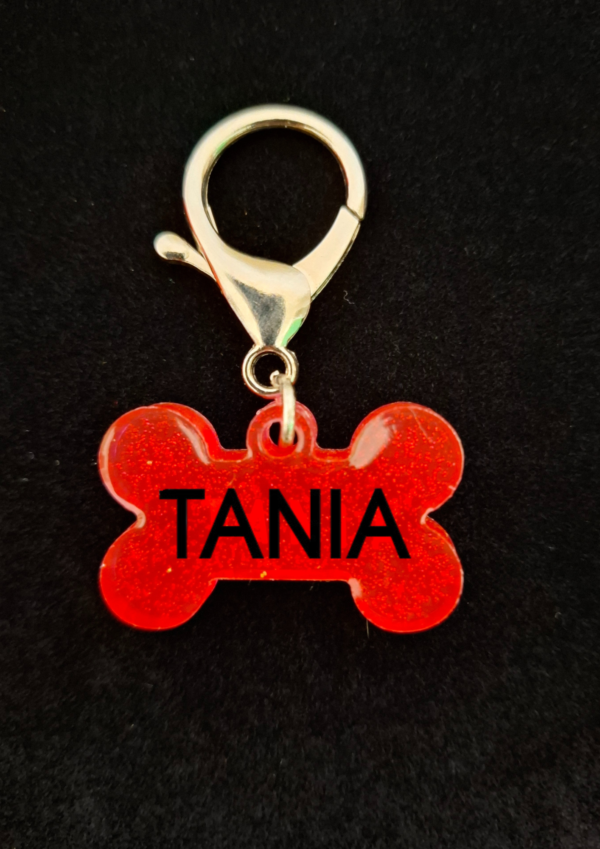 Médaillon en résine rose en forme d’Os, léger et durable, personnalisable avec le prénom de votre compagnon, se fixe facilement au collier ou peut servir de porte-clés original.