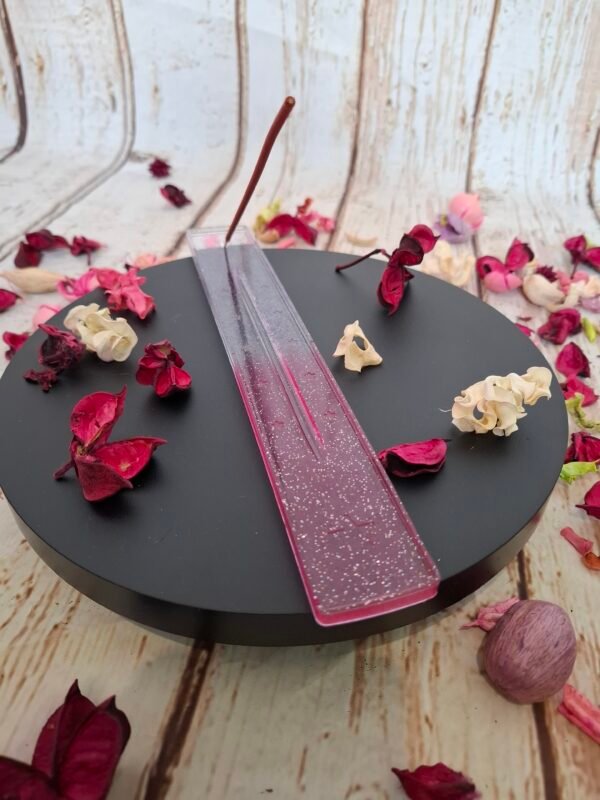 Porte-encens décoratif en résine transparente rose, motifs subtils et paillettes pour une ambiance raffinée.