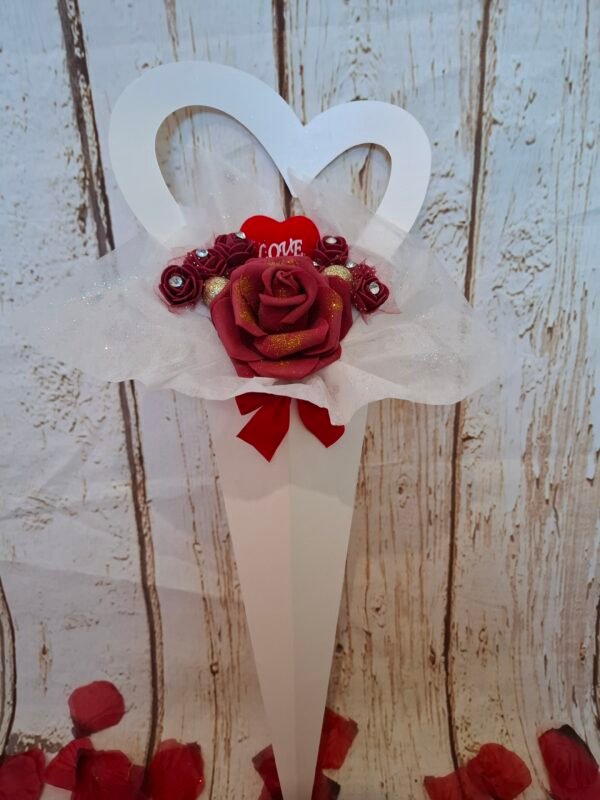 burgundy-saintvalentin-amoureux-cadeaux-argentees-coeur-002 Création florale romantique « Cœur des Lovers », avec rose en mousse burgundy et mini-roses scintillantes sur papier de soie délicatement parsemé de paillettes.