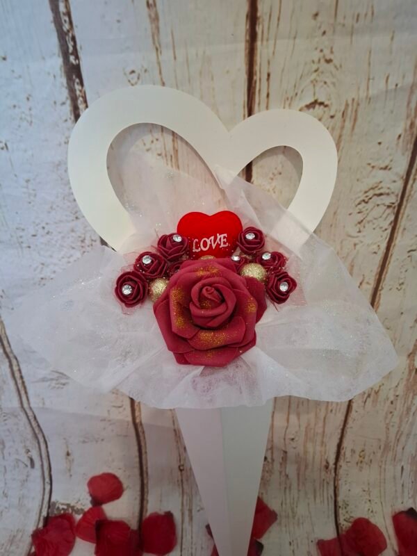 colle-carton-blanc-rouge-formecoeur-paillettes-008 Cornet romantique cœur, rose en mousse burgundy et mini-roses scintillantes avec dentelle et strass, le tout reposant sur un papier de soie parsemé de fines paillettes argentées.