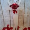cone-polystyrene-creatrice-amoureux-strass-coeur-007 Création florale « Cœur des Lovers », cornet décoré d’une rose en mousse burgundy et mini-roses assorties au centre strassé et dentelé, avec mini-boules dorées.