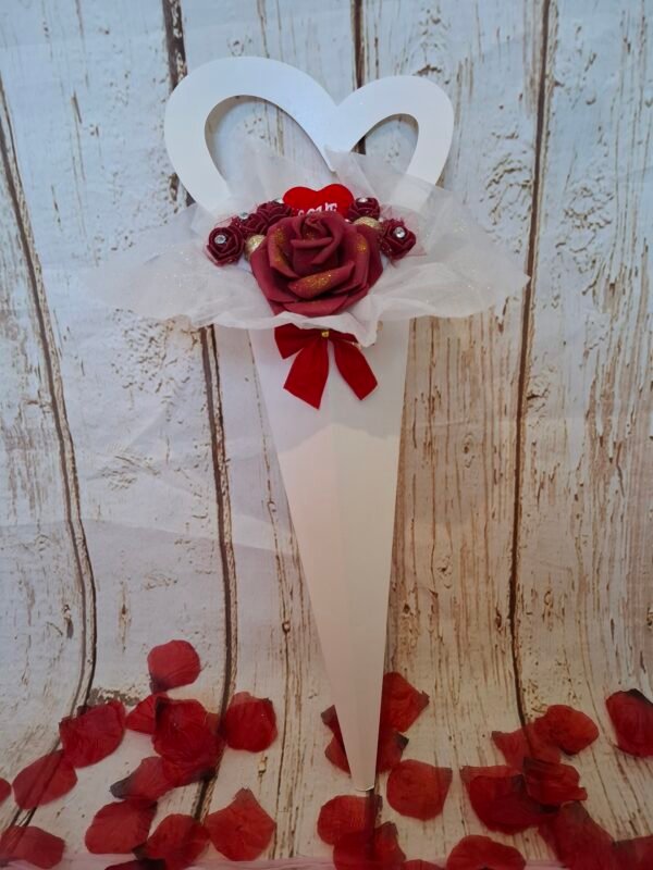 cone-polystyrene-creatrice-amoureux-strass-coeur-007 Création florale « Cœur des Lovers », cornet décoré d’une rose en mousse burgundy et mini-roses assorties au centre strassé et dentelé, avec mini-boules dorées.