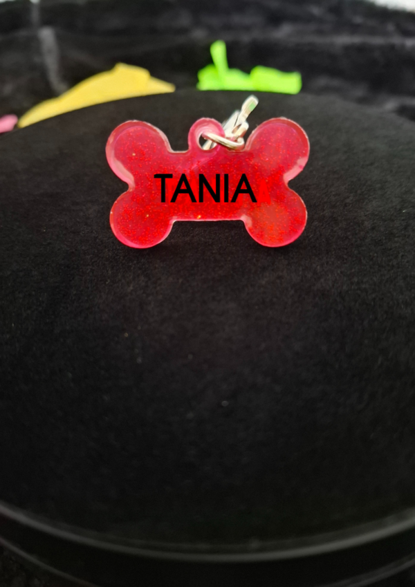 Médaillon porte-clés Os en résine rose, personnalisé avec le prénom de votre chien ou chat, pratique et léger, parfait pour ajouter une touche originale à son collier ou à vos accessoires.
