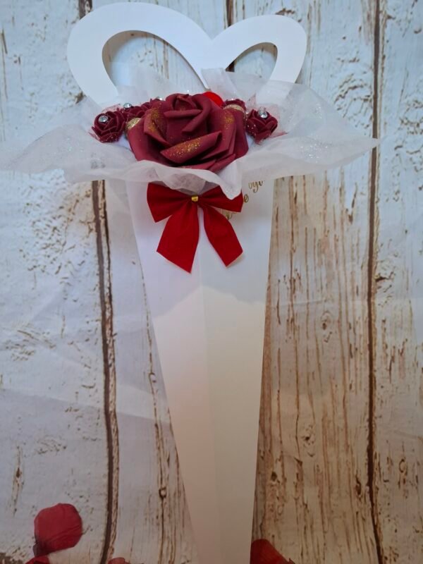 noeud-dentelle-mini-roses-feuilledesoie-005 Cœur des Lovers, cornet romantique avec rose burgundy en mousse et mini-roses parées de dentelle et strass, accompagné de mini-boules pailletées dorées.