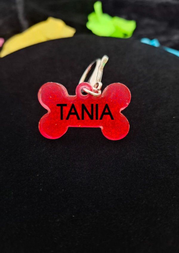 Porte-clés en forme d’Os, résine époxy rose, personnalisable avec le prénom de votre animal, idéal comme petit médaillon décoratif pour collier ou sac, design élégant et ludique.