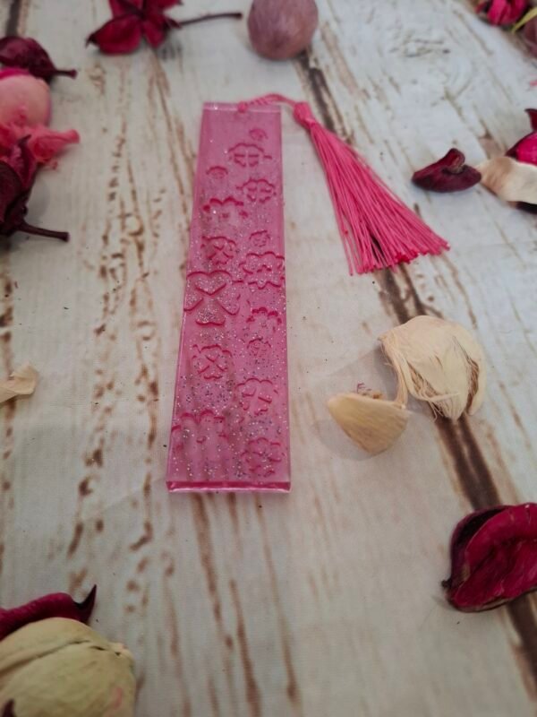 Création en résine rose pour lecteurs passionnés, avec textures florales intégrées et détails brillants pour un effet raffiné.