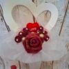 rouge-blanc-offrir-amour-jetaime-003 Cornet cœur en carton, décoré d’une rose burgundy en mousse et de mini-roses assorties avec dentelle et strass, agrémenté de mini-boules dorées.
