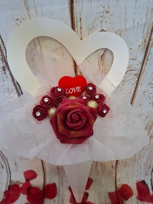 rouge-blanc-offrir-amour-jetaime-003 Cornet cœur en carton, décoré d’une rose burgundy en mousse et de mini-roses assorties avec dentelle et strass, agrémenté de mini-boules dorées.