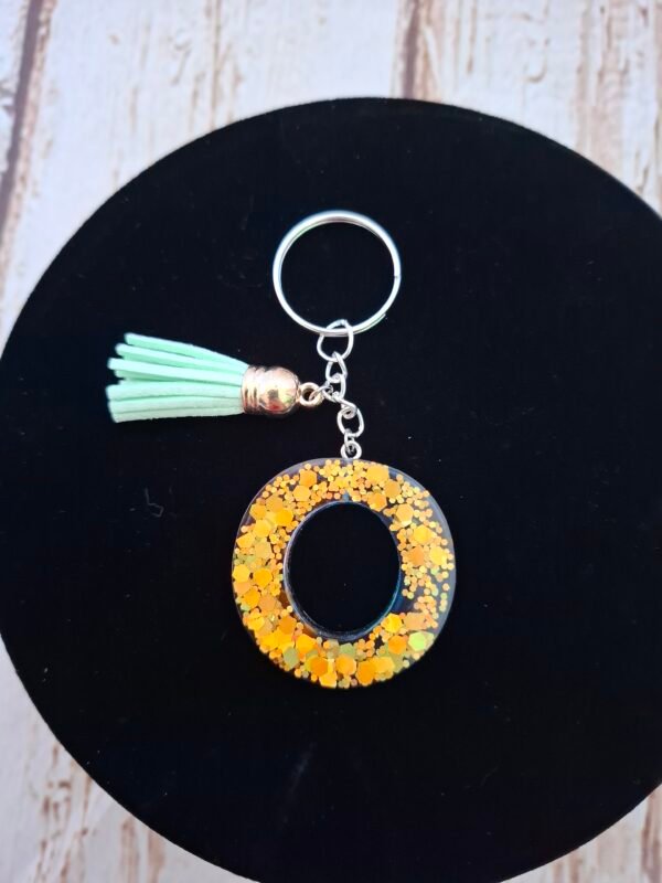 anniversaire-initiales-personnalisation-qualite-leger-004 Création miniature raffinée, résine scintillante avec touches subtiles, un détail qui apporte style et originalité.