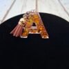 Porte-clés A en résine epoxy, décor raffiné et paillettes brillantes, conçu pour offrir ou embellir vos accessoires.