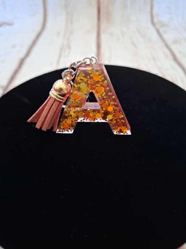 Porte-clés A en résine epoxy, décor raffiné et paillettes brillantes, conçu pour offrir ou embellir vos accessoires.