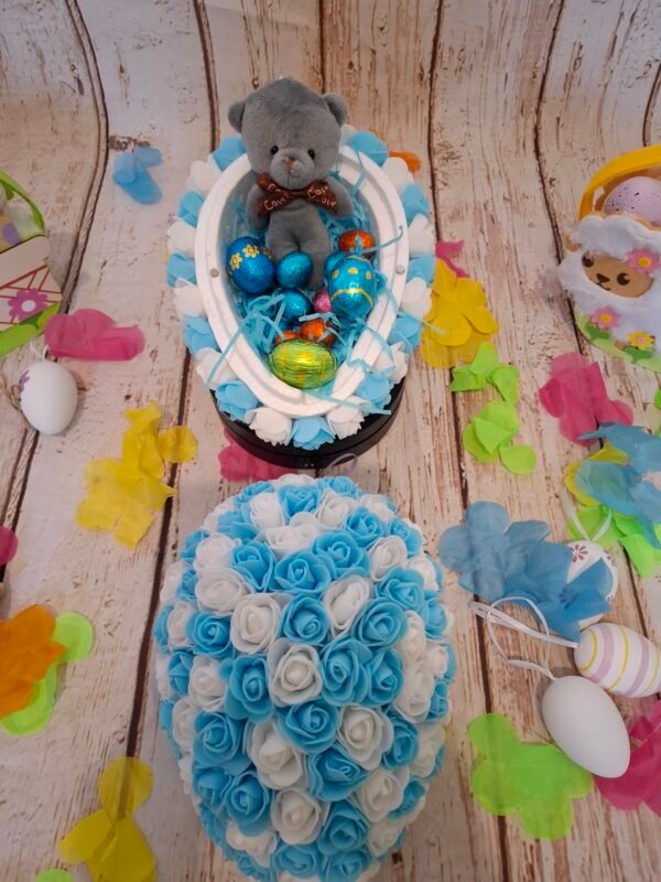 Réalisation sucrée et florale, accompagnée de mini-gourmandises et d’une suspension originale représentant un ourson.