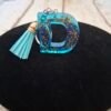d-resine-bleu-prenom-paillettes-cadeaux-001 Lettre D en resine bleue aux reflets scintillants, realisee artisanalement, accompagnee d un pompon assorti pour embellir un trousseau ou un sac