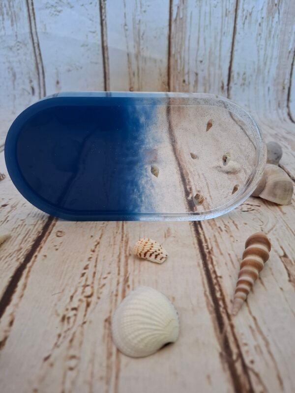 effets-bijoux-nacre-coupelle-accessoires-005 Petit plateau vide-poche transparent et bleu avec paillettes et coquillages intégrés – Accessoire décoratif lumineux, pratique et original pour bureau, salle de bain ou salon.