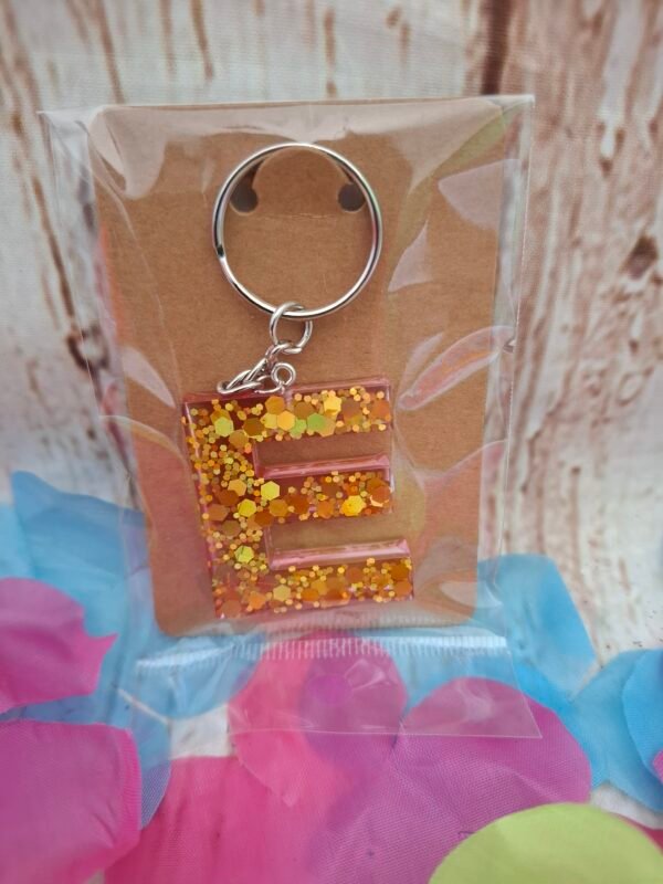Porte-clé lettre E en résine, façonné avec soin, effet modulable et lumineux, petit accessoire pratique et esthétique pour personnaliser vos objets avec style et délicatesse.