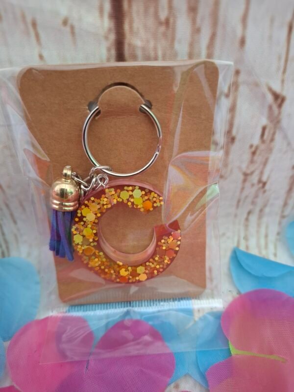 Porte-clés unique C en Célunéa, rose et scintillant, un petit talisman lumineux à emporter partout.