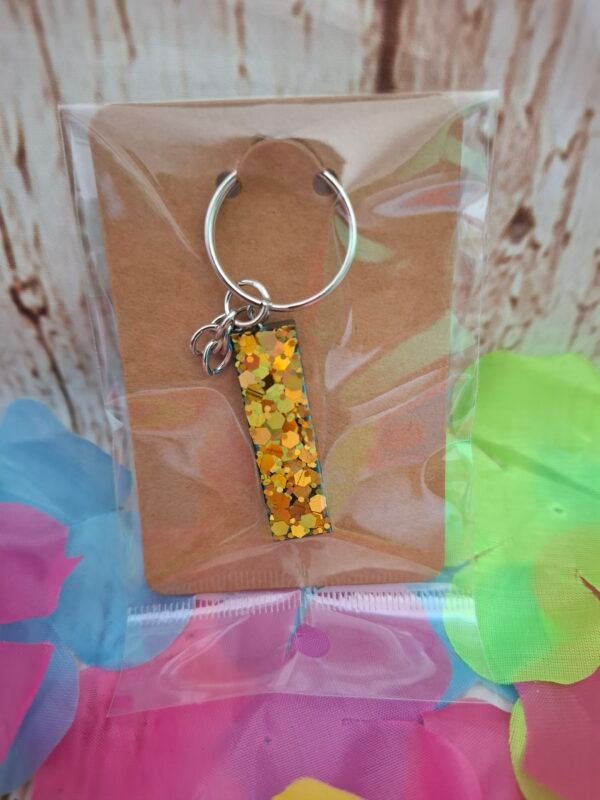 emballage-initiales-bleu-cadeaux-hommes-femmes-saintvalentin-006 Lettre I en Isyphé en résine, réalisation artisanale délicate avec détails lumineux, petit accessoire fonctionnel et élégant pour styliser vos objets du quotidien.