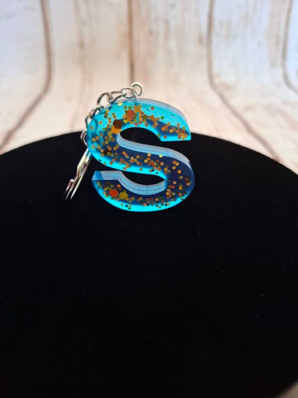 femmes-emballage-noel-porte-clefs-alphabet-mariage-003 Création miniature en couleur verte, accompagnée d’un anneau pratique, accessoire unique pour personnaliser un sac.