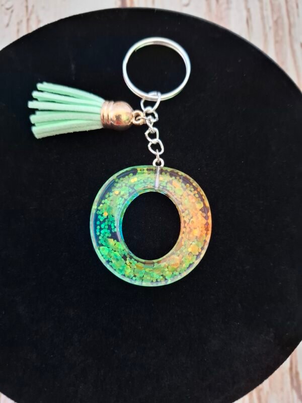 fetes-saint-valentin-baptemes-luminex-scintillant-decoration-005 Accessoire en résine douce au toucher, agrémenté d’un détail décoratif coloré, idéal pour hommes et femmes.