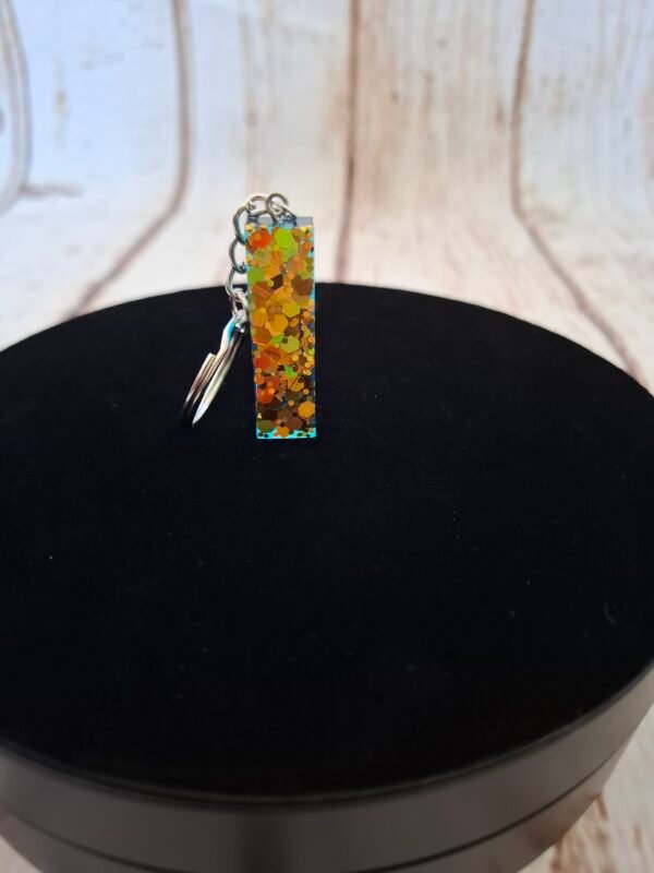 i-resine-porte-clefs-epoxy-prenom-paillettes-dorees-001 Porte-clé lettre I en Isyphé en résine, réalisé avec soin, détails fins et lumineux, accessoire pratique et élégant pour sublimer vos clés ou sacs.