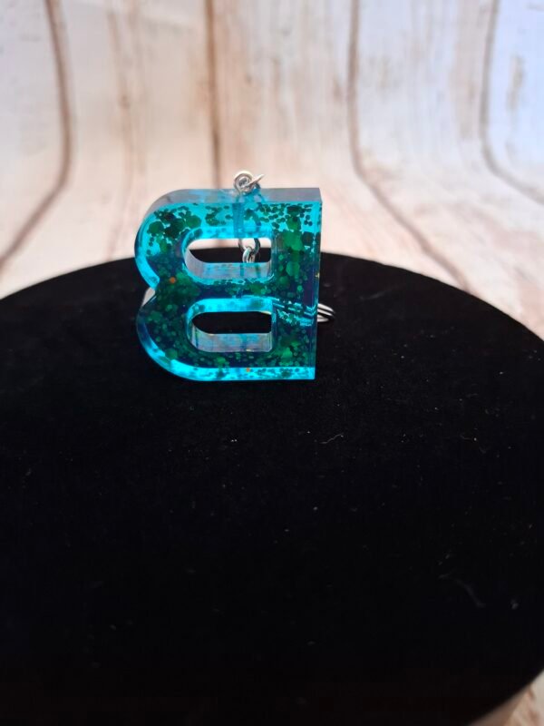 joli-qualite-forme-scintillant-expedition-004 Initiale B Balyséa coulée à la main en résine, décor pailleté or sur fond bleu, accessoire élégant à offrir.