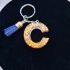 Lettre C en Célunéa façonnée à la main, ornée de paillettes dorées, un petit bijou à accrocher à vos clés.