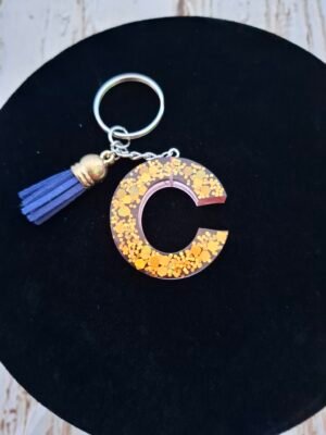 Lettre C en Célunéa façonnée à la main, ornée de paillettes dorées, un petit bijou à accrocher à vos clés.