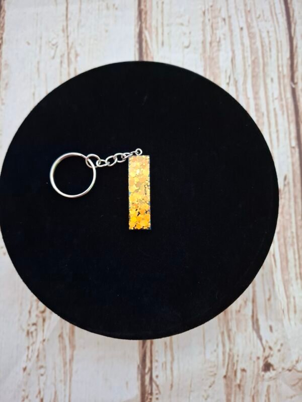 lettres-surnom-leger-pratique-decoration-mousqueton-couleur-002 I en Isyphé, porte-clé artisanal en résine, léger et raffiné, petit objet décoratif idéal pour personnaliser vos affaires avec originalité.