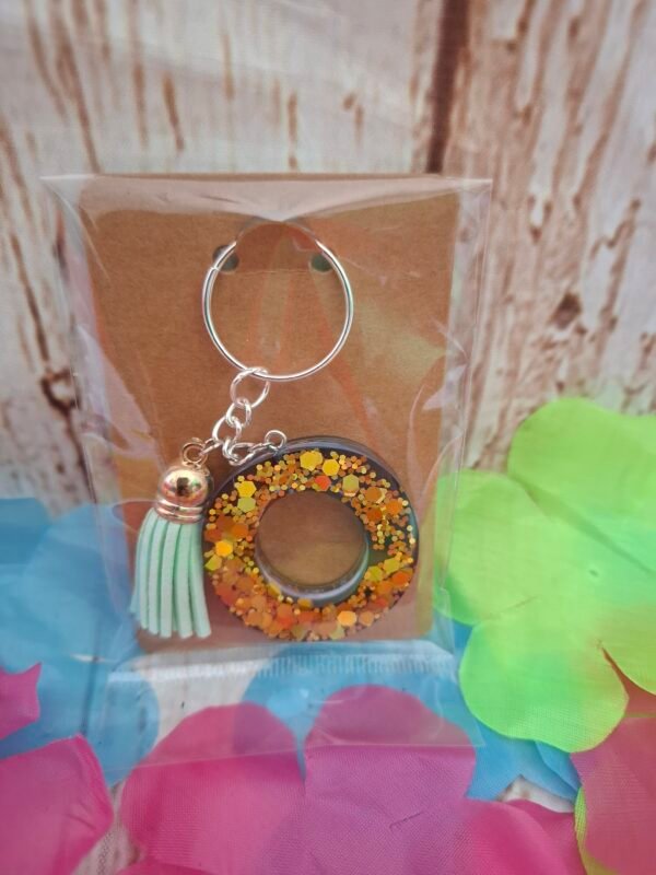 lettres-trousseau-transparent-choix-emballage-pratique-006 Initiale en résine, finition fine et lumineuse, petit objet élégant à accrocher facilement à vos clés ou sacs.