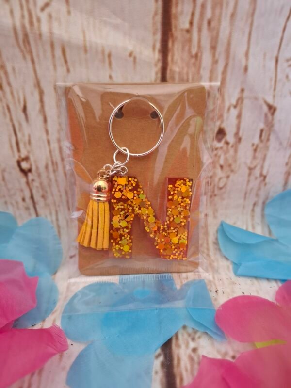 Lettre unique en teinte subtile, petit objet charmant à offrir pour un anniversaire ou une occasion spéciale.