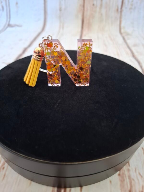 Lettre N sculptée avec élégance, finition bleu ciel, accessoire miniature décoratif pour accessoires personnels.