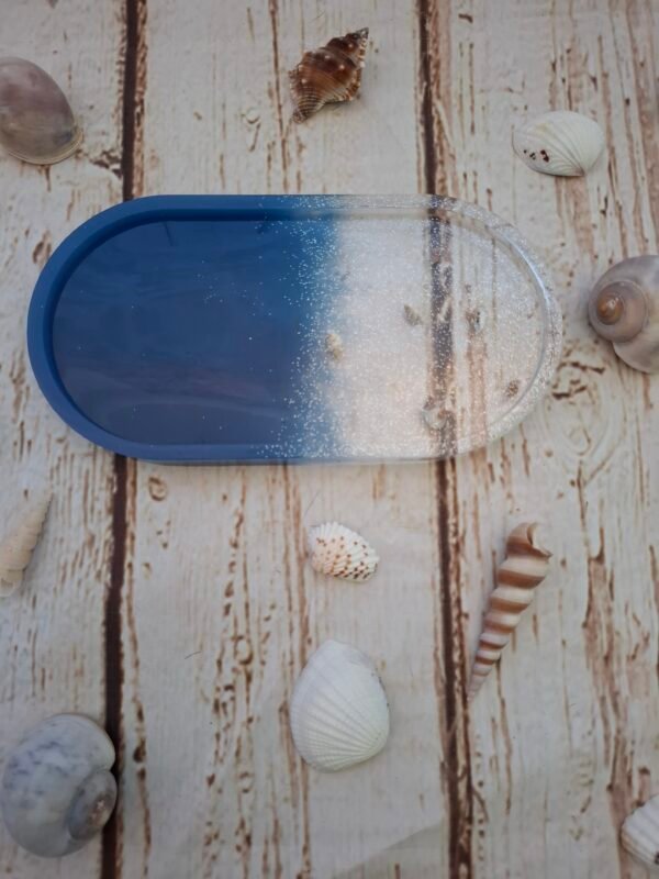 ocean-style-marin-chic-vagues-deco-002 Petit récipient résine transparent et bleu avec mini-coquillages – Idéal pour accueillir des objets du quotidien ou servir d’objet décoratif élégant.