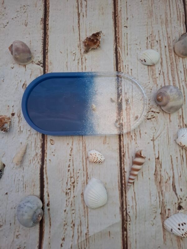 qualite-inclusion-scintillant-epoxy-moulee-sable-007 Accessoire de rangement ovale bleu et transparent en résine – Embellit les espaces tout en apportant une touche marine et festive grâce aux paillettes et coquillages incrustés.