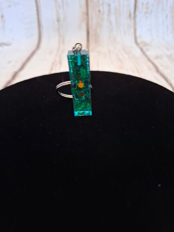 qualite-pompon-decos-anniversaire-fetes-fait-main-artisanat-003 Lettre I en Isyphé façonnée à la main en résine, finition soignée et effets lumineux subtils, parfait pour ajouter charme et style à un trousseau ou sac.