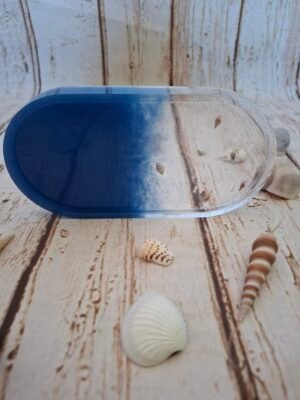 Vide-poche ovale bleu océan avec coquillages et paillettes scintillantes – Élément décoratif pour étagère ou bureau, apportant une touche lumineuse et marine à votre intérieur.