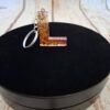resine-epoxy-l-porte-clefs-creations-prenoms-initiales-offrir-hommes-001 Lettre L délicatement façonnée à la main dans une résine rosée scintillante, montée sur un porte-clés avec un pompon élégant pour accessoiriser sacs et trousseaux.