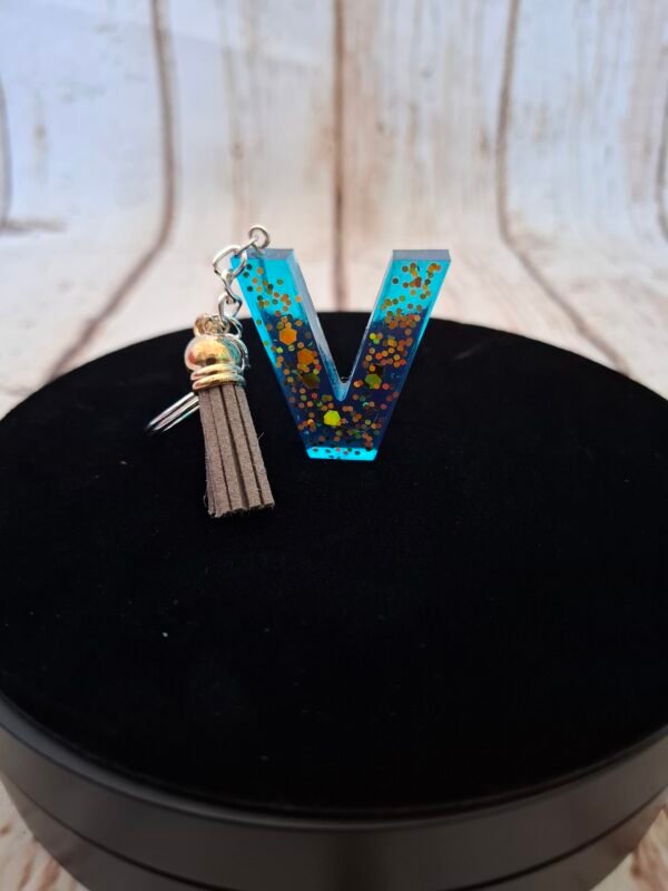 Velythéa, initiale en résine rose avec paillettes dorées, idéale pour cadeau d’anniversaire ou petite attention pour femmes.