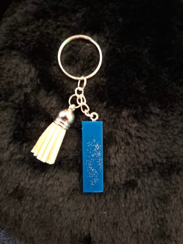 blanc-couleur-personnalisation-flowers-artisanat-herault-faitmain-sacs-trousseau-decoration-noel-mamie-004 Avec son design stylé et fonctionnel, ce porte-clés transforme vos clés ou vos sacs en accessoires personnalisés, apportant à la fois utilité et sophistication au quotidien.