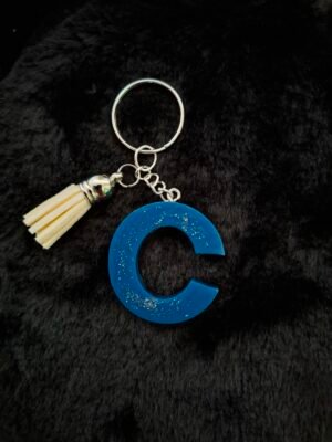 C en Cosmynuit, délicatement réalisé avec des touches scintillantes, un petit porte-clés élégant à suspendre sur vos sacs ou trousseaux.