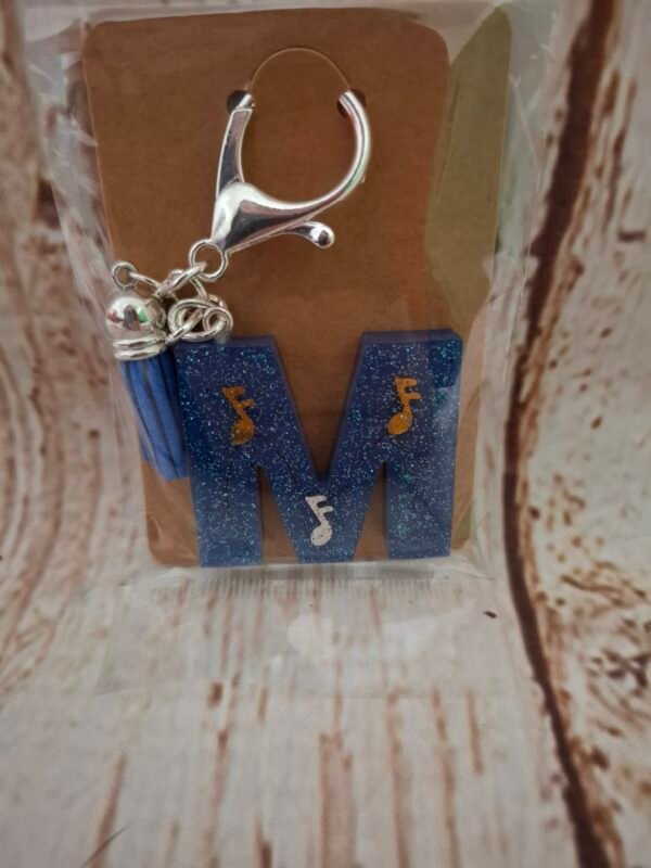 cadeaux-mariage-anniversaire-fiancailles-coupdecoeur-fetedesperes-alphabet-006 Lettre M attachée à un mousqueton, ornée de motifs brillants et originale, adaptée comme cadeau pour la Saint-Valentin ou pour un prénom.