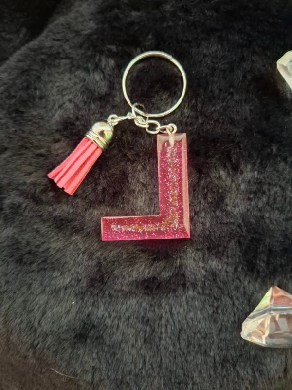 floral-artisanat-forme-lettres-bapteme-souvenir-personnalisation-moule-faitmain-004 Création artisanale avec des mini paillettes argentées et bleues, apportant un éclat subtil et élégant à vos objets du quotidien.