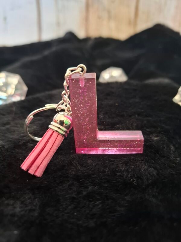 leger-noel-fetes-anniversaire-saintvalentin-mariage-prenom-initiales-creations-003 Petit porte-clés lumineux et raffiné, L en Lollyglow à accrocher facilement à un trousseau ou un sac.
