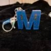 mousqueton-anneaux-emballage-resine-leger-lettres-m-couleurs-003 Création unique intégrant des formes scintillantes de notes musicales, un bijou de sac raffiné pour la fête des mères.