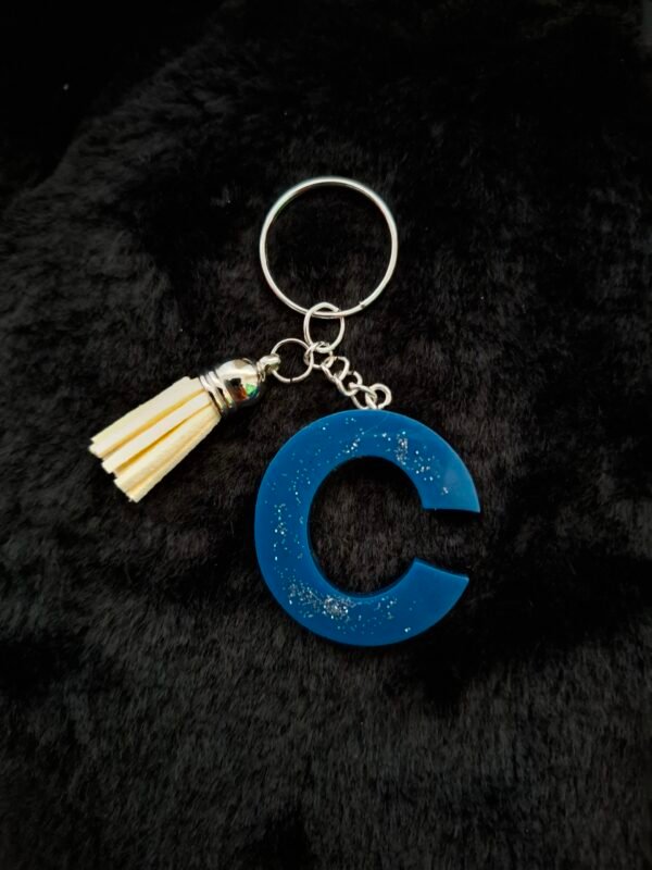 mousqueton-initiale-paillettes-expediiton-trousseau-sacs-femmes-hommes-anniversaire-saintvalentin-003 Un bijou miniaturisé C en Cosmynuit, lumineux et raffiné, parfait pour ajouter une touche poétique à vos objets du quotidien.